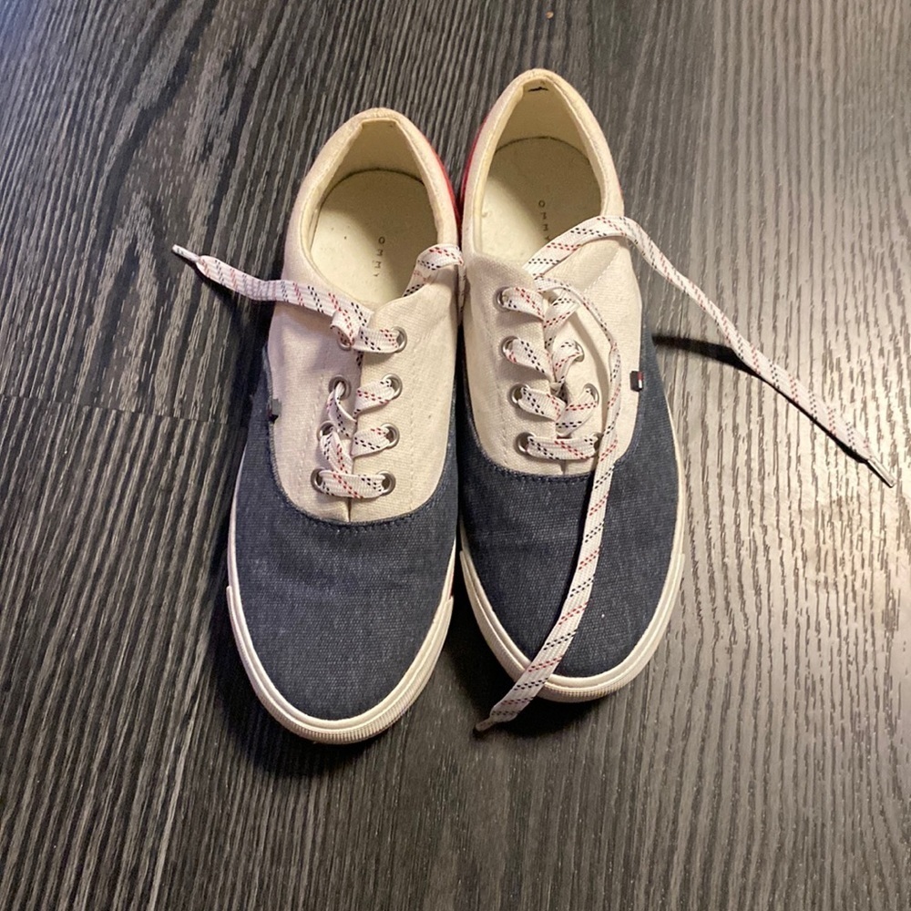 🍍TOMMY HILFIGER 🍍 canvass shoe 🍍size 7.5🍍H-2